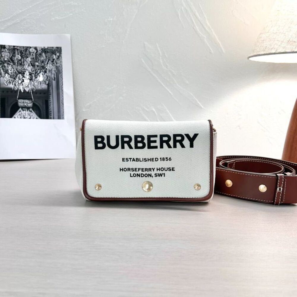 Burberry Women Pre-Loved Bag Very Good Condition